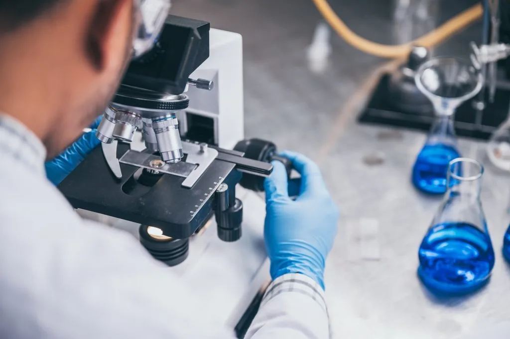 Quelle est la différence entre le CBD naturel et synthétique ?